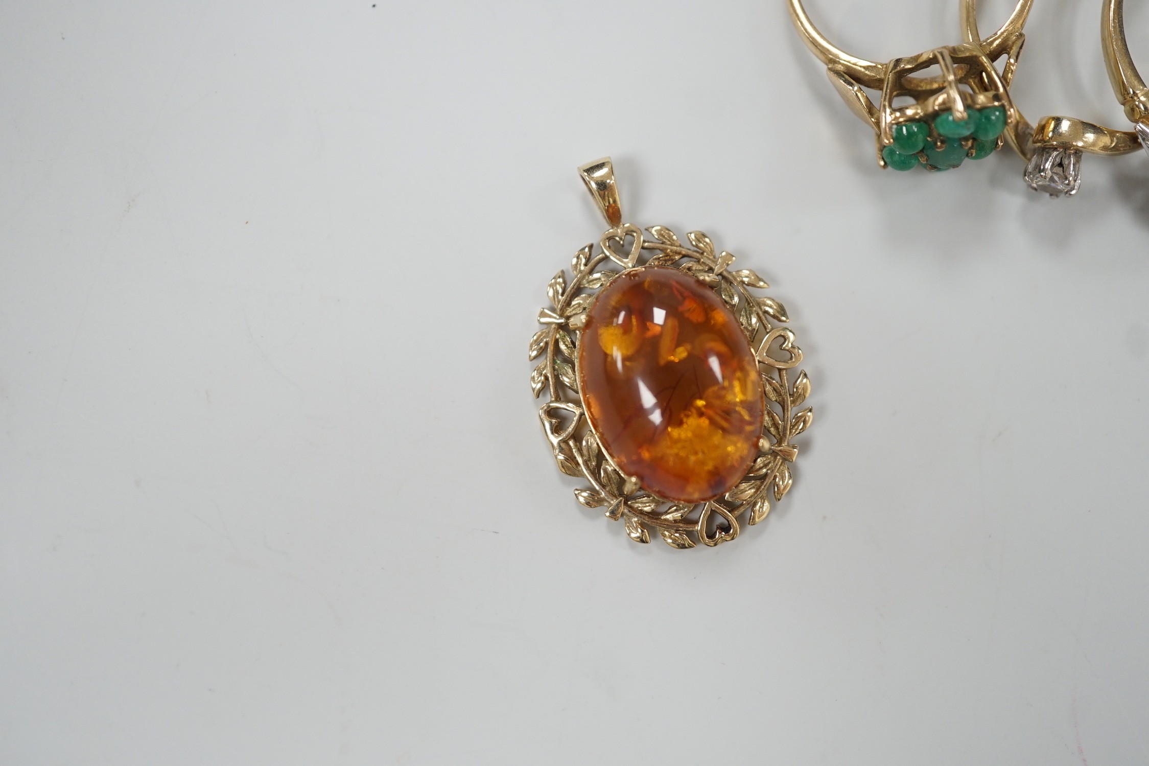 Seven assorted modern 9ct gold and gem set rings, including two solitaire diamond rings, together with a 9ct gold and amber set pendant, gross weight 19.3 grams.